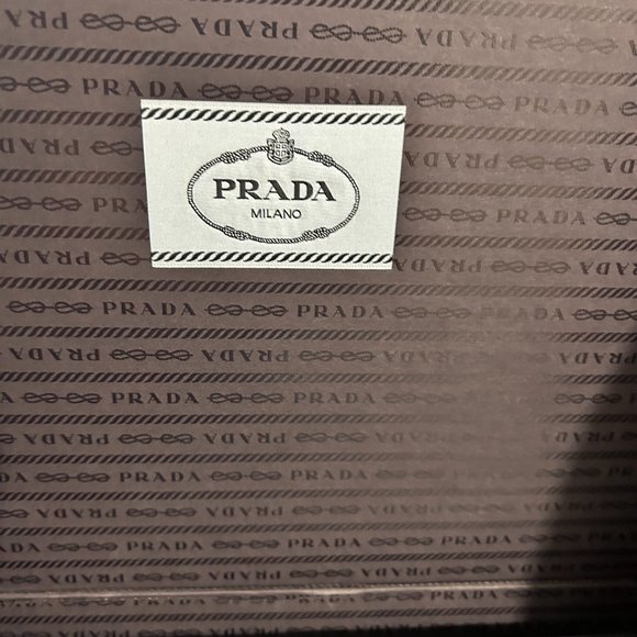 NEW IN BOX PRADA SAFFIANO LUX HANDBAG - Picture 3 of 7